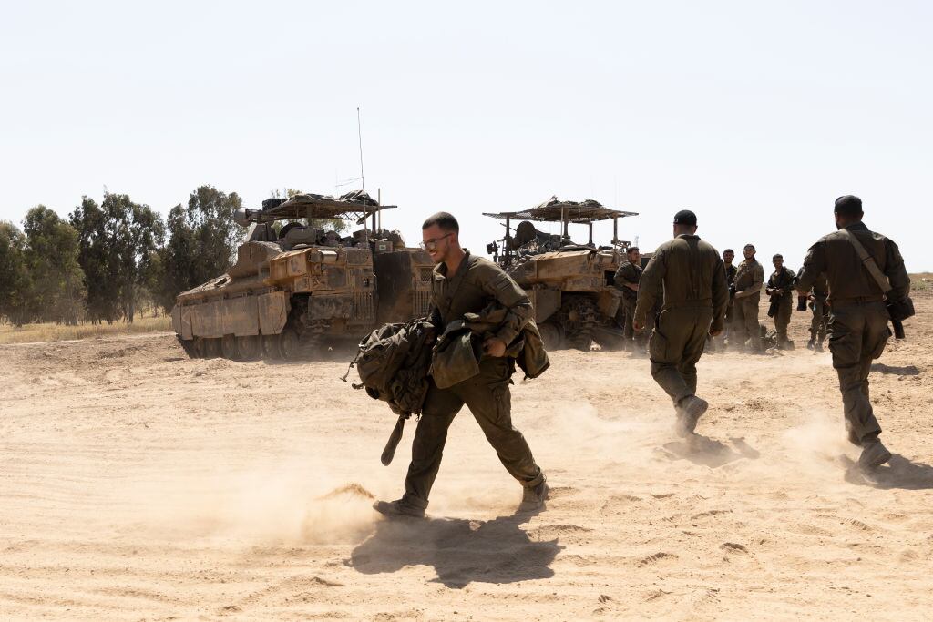 Un grupo de militares de Israel se preparan cerca de la frontera con la Franja de Gaza para una nueva incursión armada contra el enclave palestino.