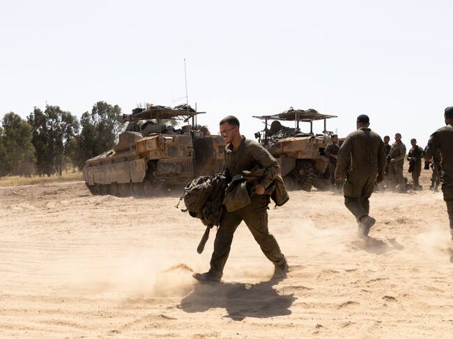 Un grupo de militares de Israel se preparan cerca de la frontera con la Franja de Gaza para una nueva incursión armada contra el enclave palestino.