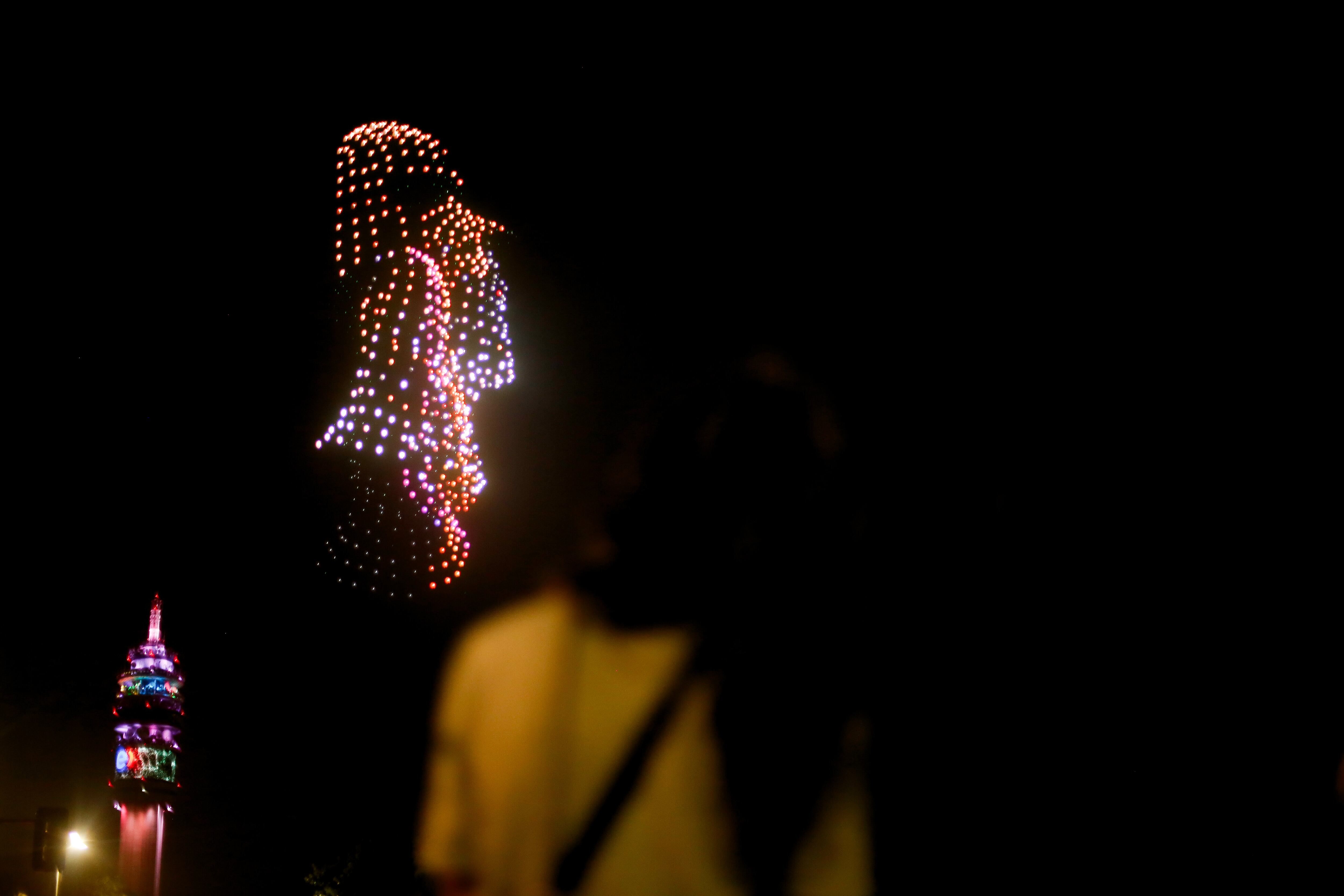 31 de diciembre de 2025/SANTIAGO
Durante la fiesta de año nuevo 2026 en la torre Entel, se realiza un show de drones, previo al espectáculo de fuegos artificiales.
FOTO: HANS SCOTT/AGENCIAUNO