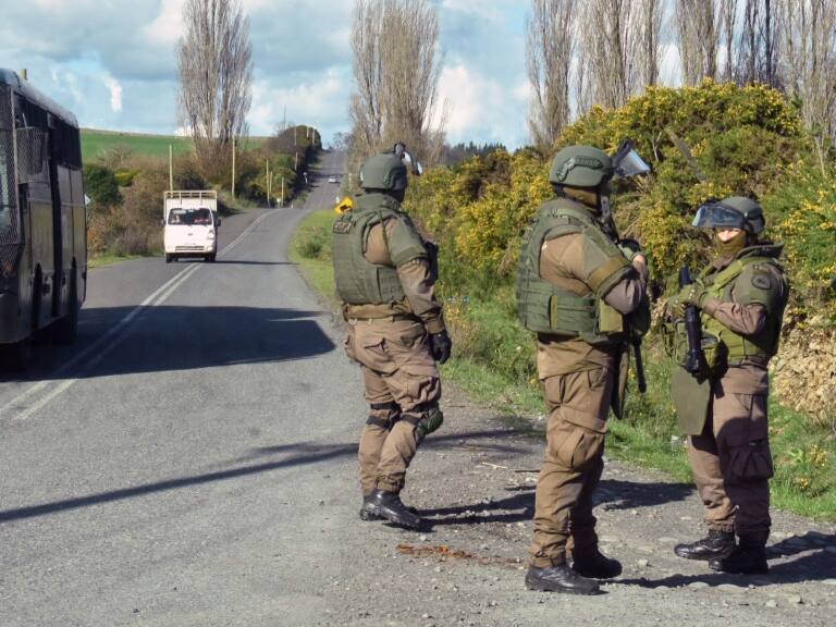 Nuevos ataques en La Araucanía: disparan a tren de carga, queman un auto y se genera alarma por atentado en la Ruta 5 Sur