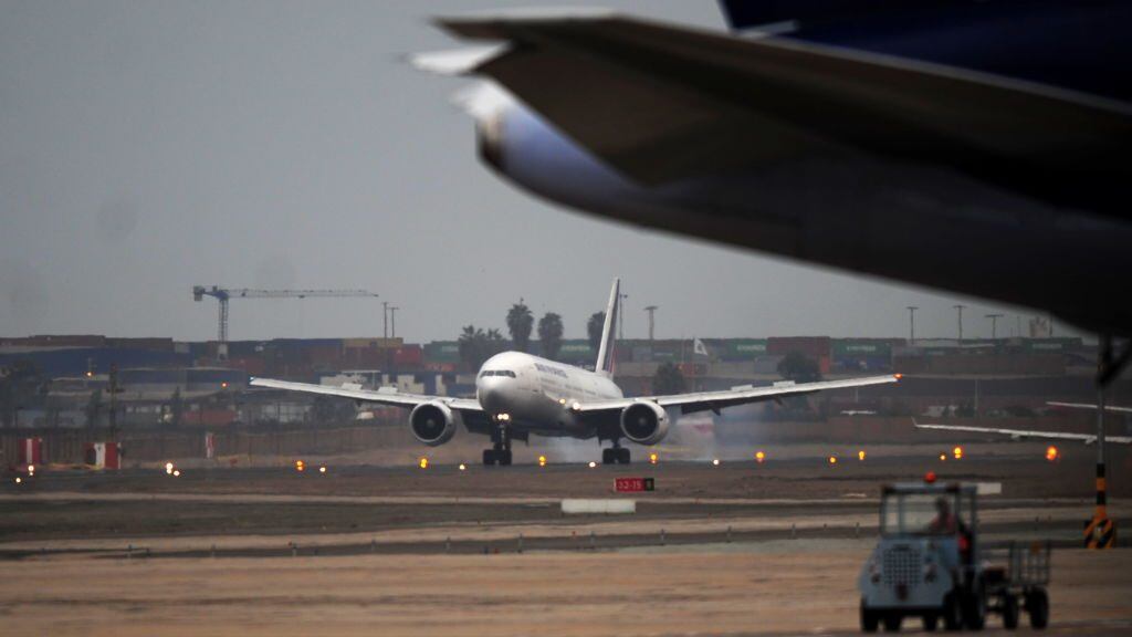 Un avión despega del aeropuerto internacional de Lima