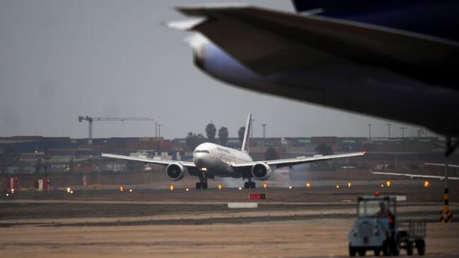 Un avión despega del aeropuerto internacional de Lima