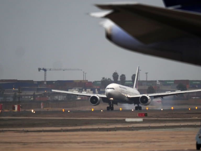 Un avión despega del aeropuerto internacional de Lima