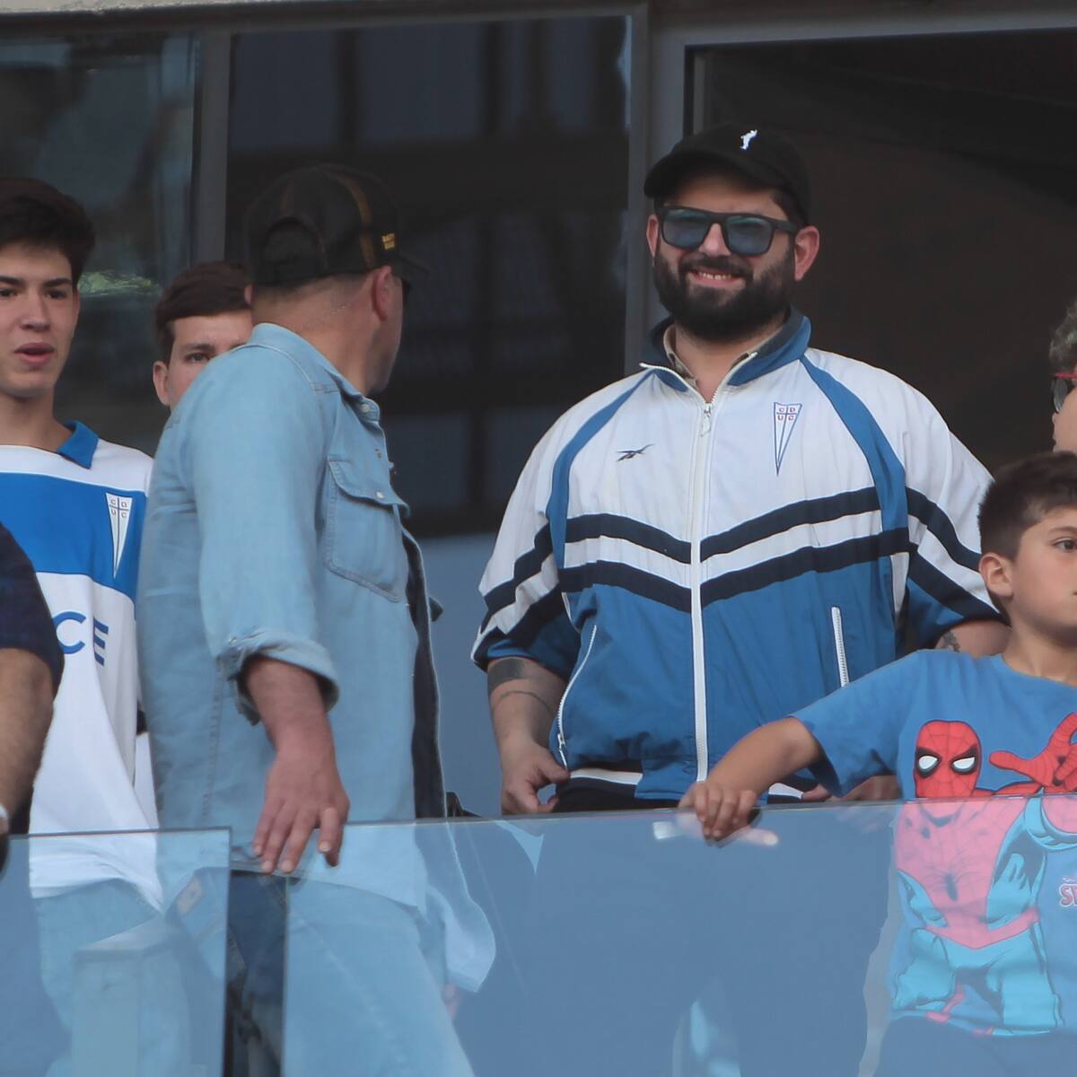 Reaparece el Gabriel Boric más futbolero: posó con camiseta de un grande de Uruguay en visita a jugadora chilena