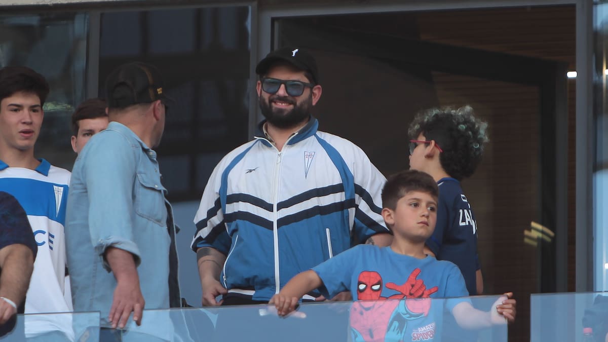 Reaparece el Gabriel Boric más futbolero: posó con camiseta de un grande de Uruguay en visita a jugadora chilena