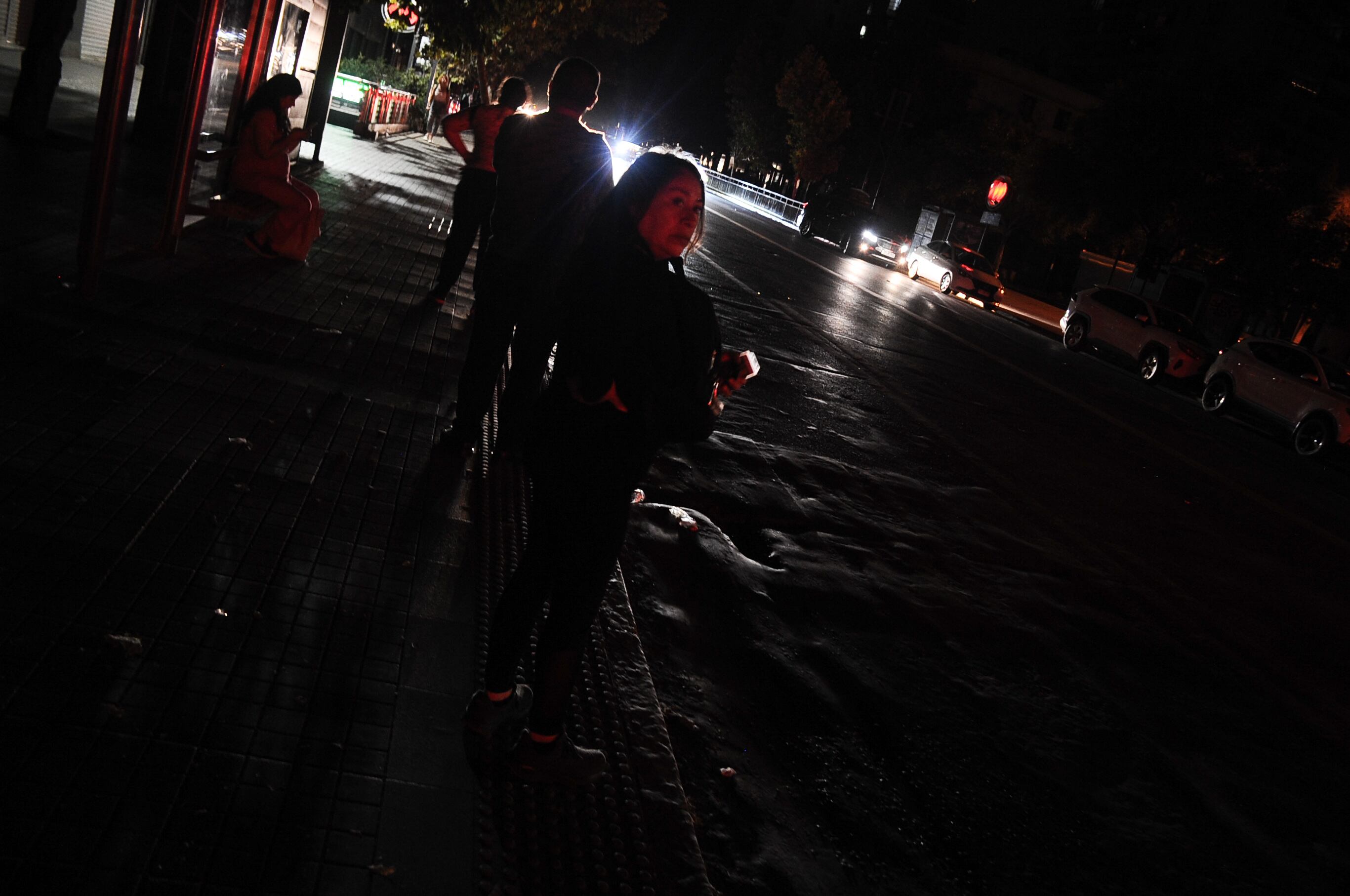 25 DE FEBRERO DEL 2025 / SANTIAGO
Suspensión del servicio eléctrico en medio del masivo corte de luz que afectó a Chile, desde Arica y Parinacota hasta Los Lagos.
FOTO: VICTOR HUENANTE / AGENCIAUNO