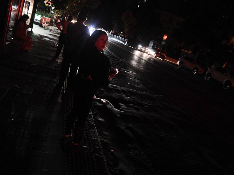 25 DE FEBRERO DEL 2025 / SANTIAGO
Suspensión del servicio eléctrico en medio del masivo corte de luz que afectó a Chile, desde Arica y Parinacota hasta Los Lagos.
FOTO: VICTOR HUENANTE / AGENCIAUNO