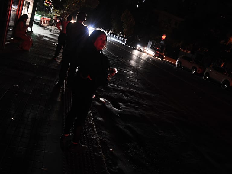 25 DE FEBRERO DEL 2025 / SANTIAGO
Suspensión del servicio eléctrico en medio del masivo corte de luz que afectó a Chile, desde Arica y Parinacota hasta Los Lagos.
FOTO: VICTOR HUENANTE / AGENCIAUNO