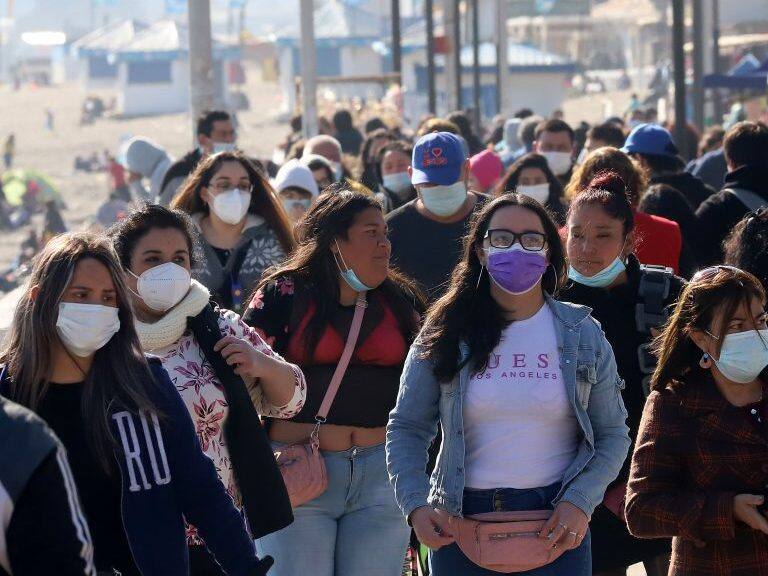 16 de Julio 2021/ SAN ANTONIOPersonas disfrutan en el borde costero de Cartagena que continúan en fase 2 .
FOTO: AGENCIA UNO