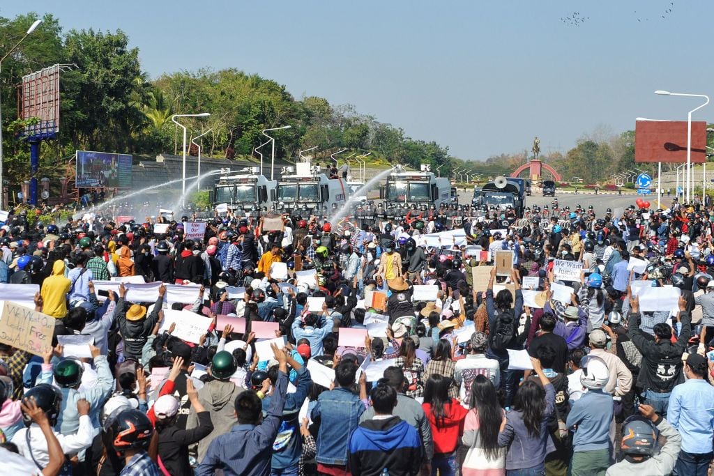 Masivas marchas contra la dictadura en la ciudad de Naipyidó