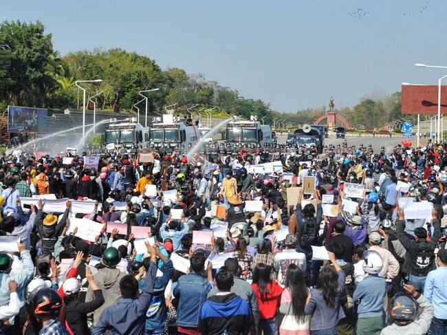Masivas marchas contra la dictadura en la ciudad de Naipyidó