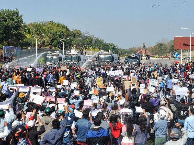 Masivas marchas contra la dictadura en la ciudad de Naipyidó