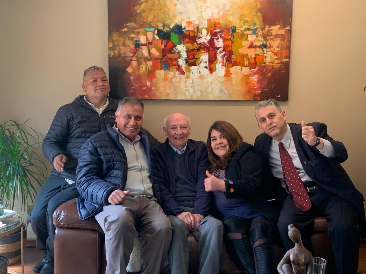 En la foto: Mario Pesce junto a Claudio Vogel, presidente del Sindicato de Locutores de Chile y la directiva del gremio