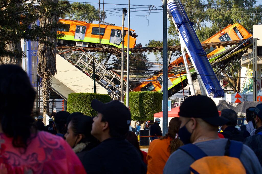 Caída de tren en paso en altura del Metro de Ciudad de México