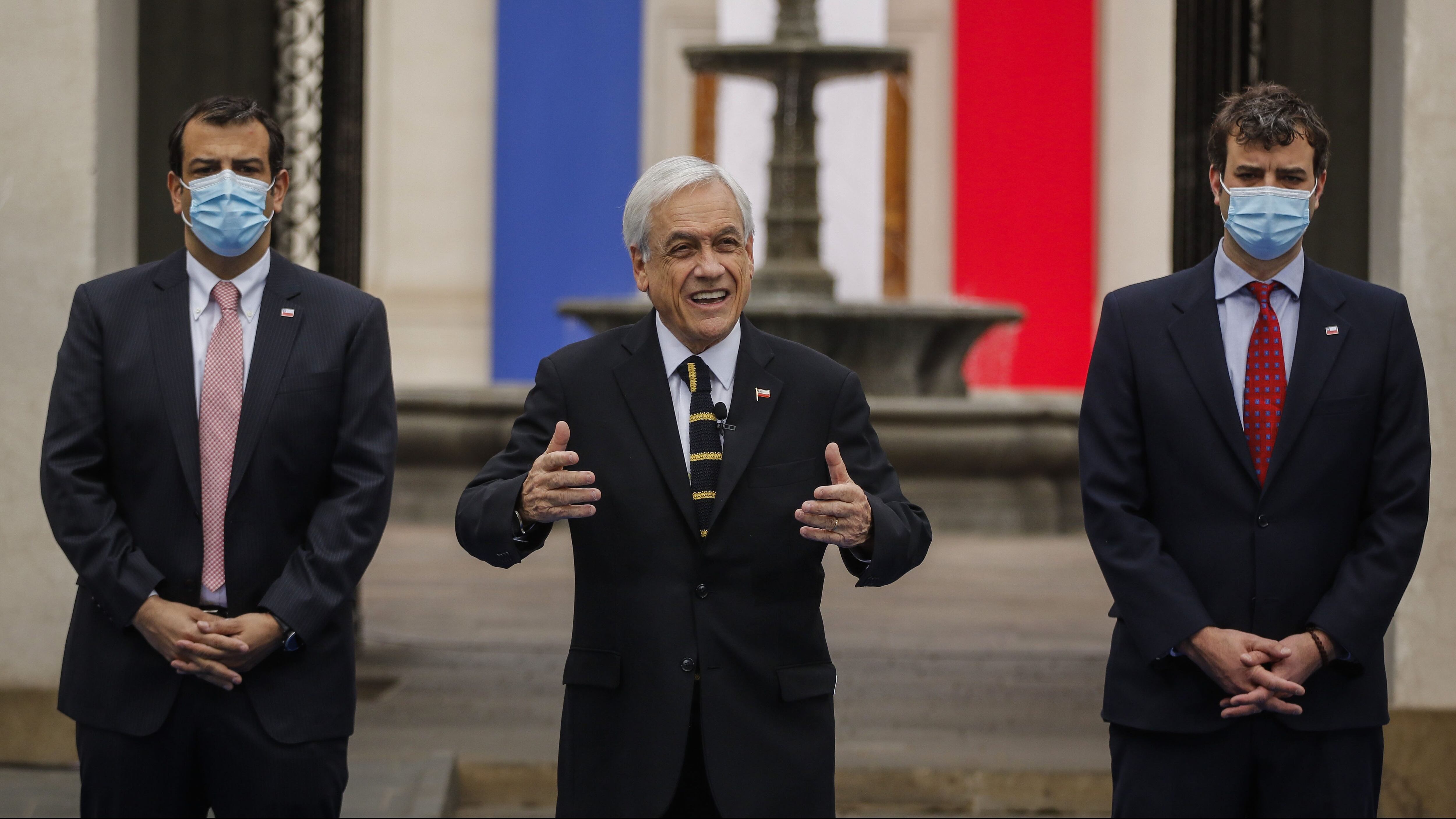 20 de junio del 2021/SANTIAGOEl Presidente de la República, Sebastián Piñera, realiza un punto de prensa en el Patio de Los Cañones del Palacio de La Moneda, junto a los ministros del Interior, Rodrigo Delgado, y de la Secretaría General de la Presidencia, Juan José Ossa, que realizaran la convocatoria a la primera sesión de la convención constitucional.
FOTO: SEBASTIAN BELTRAN GAETE/AGENCIAUNO