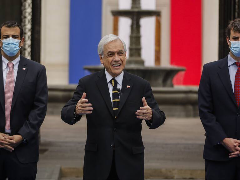 20 de junio del 2021/SANTIAGOEl Presidente de la República, Sebastián Piñera, realiza un punto de prensa en el Patio de Los Cañones del Palacio de La Moneda, junto a los ministros del Interior, Rodrigo Delgado, y de la Secretaría General de la Presidencia, Juan José Ossa, que realizaran la convocatoria a la primera sesión de la convención constitucional.
FOTO: SEBASTIAN BELTRAN GAETE/AGENCIAUNO