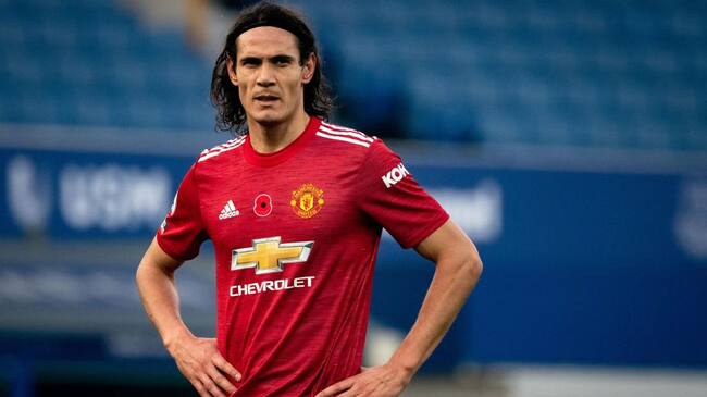 LIVERPOOL, ENGLAND - NOVEMBER 07: Edinson Cavani of Manchester United looks on during the Premier League match between Everton and Manchester United at Goodison Park on November 7, 2020 in Liverpool, United Kingdom. Sporting stadiums around the UK remain under strict restrictions due to the Coronavirus Pandemic as Government social distancing laws prohibit fans inside venues resulting in games being played behind closed doors. (Photo by Ash Donelon/Manchester United via Getty Images)