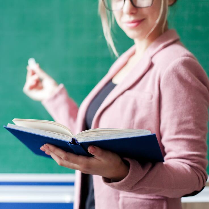 Profesora de 34 años es acusada de tener sexo con estudiante menor: lo invitó a dormir a su casa varias veces