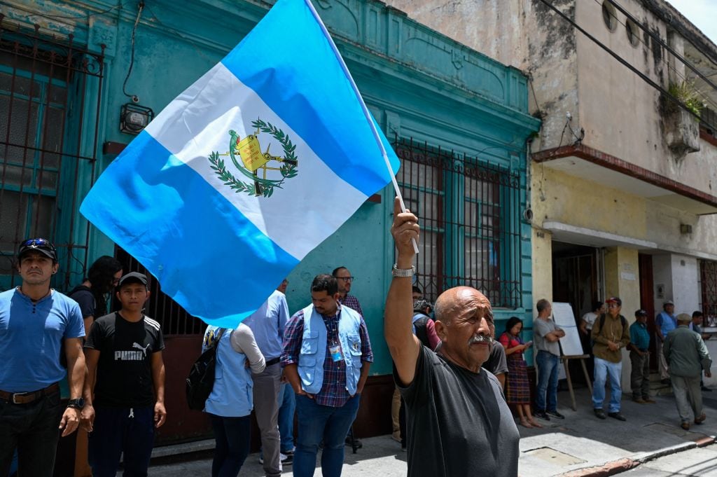 Ondean la bandera de Guatemala como protesta en pleno ciclo electoral