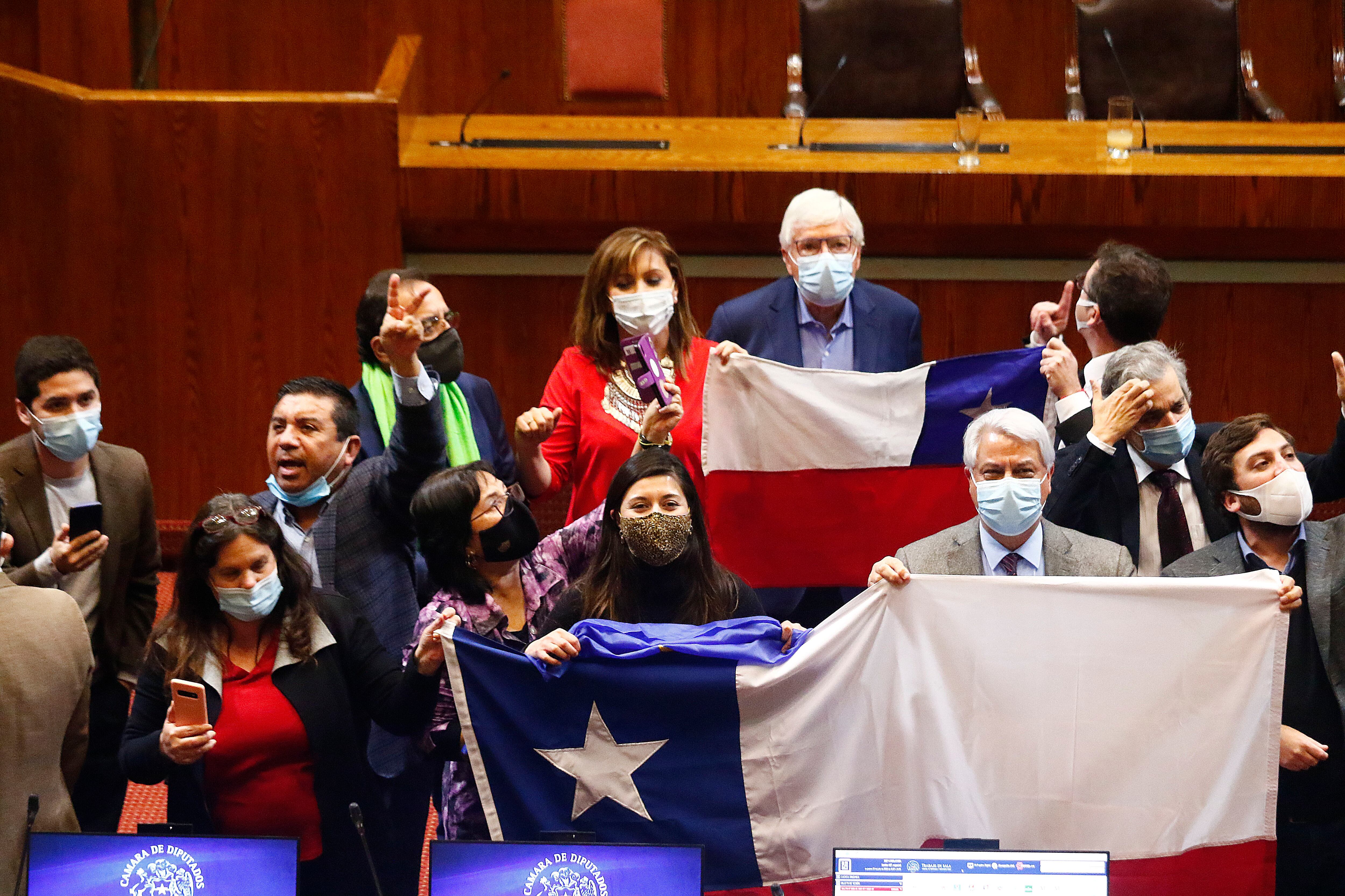 23 DE JULIO DE 2020/VALPARAISODiputados festejan la aprobacion del proyecto, durante la sesion especial de la Camara de Diputados, citada para discutir y votar el proyecto de reforma constitucional que permite el retiro de parte de los ahorros previsionales, en el marco de la pandemia por el Coronavirus..
FOTO: LEONARDO RUBILAR CHANDIA/AGENCIAUNO