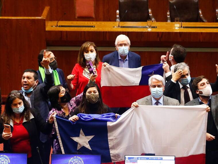 23 DE JULIO DE 2020/VALPARAISODiputados festejan la aprobacion del proyecto, durante la sesion especial de la Camara de Diputados, citada para discutir y votar el proyecto de reforma constitucional que permite el retiro de parte de los ahorros previsionales, en el marco de la pandemia por el Coronavirus..
FOTO: LEONARDO RUBILAR CHANDIA/AGENCIAUNO