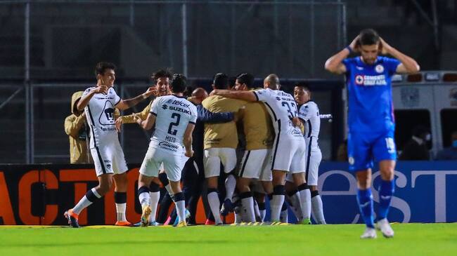 MEXICO CITY, MEXICO - DECEMBER 06: Players of Pumas celebrates a goal by Juan Vigon #22 of Pumas during the semifinal second leg match between Pumas UNAM and Cruz Azul as part of the Torneo Guard1anes 2020 Liga MX at Olimpico Universitario Stadium on December 06, 2020 in Mexico City, Mexico. (Photo by Manuel Velasquez/Getty Images)