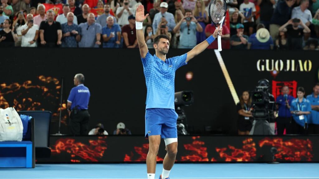 Novak Djokovic aplasta a De Minaur y afianza su favoritismo para buscar el título del Abierto de Australia