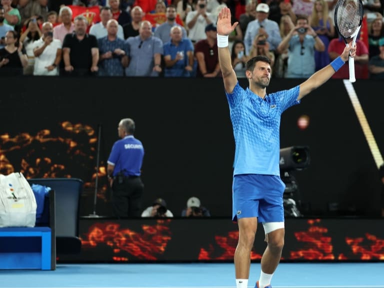 Novak Djokovic aplasta a De Minaur y afianza su favoritismo para buscar el título del Abierto de Australia