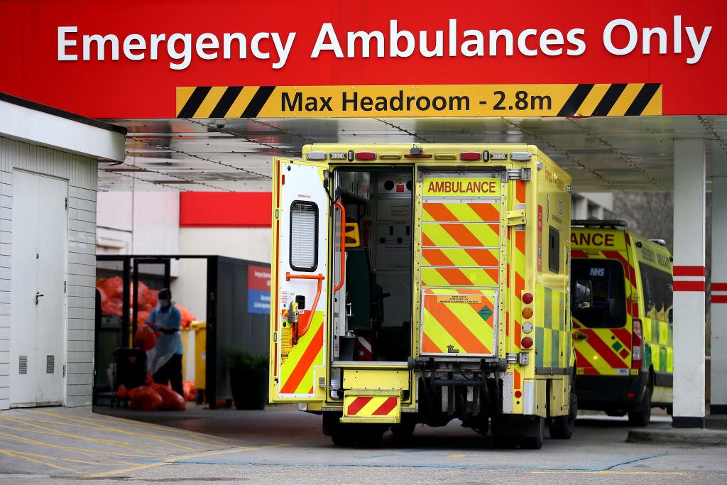 Ambulancias en el ingreso de emergencia de un hospital de Londres