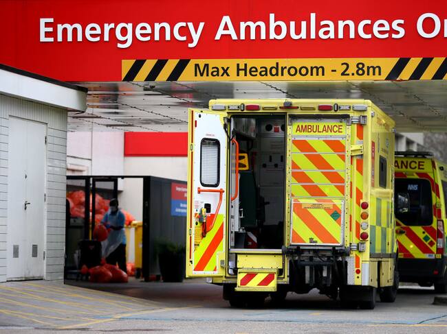 Ambulancias en el ingreso de emergencia de un hospital de Londres