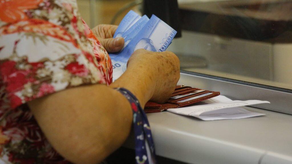 20 de Febrero del 2020/CONCEPCION
Beneficiarios del Aporte Familiar Permanente "Bono Marzo" acuden a las sucursales de Caja de Compensación Los Heroes, a recibir el pago, que adelanto la fecha de pago al dia 15 de Febrero. En la imagen beneficiaria retira dinero correspondiente al Bono Marzo en la caja.

FOTO:SEBASTIAN BROGCA/AGENCIAUNO
