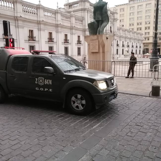 Operativo de GOPE afuera de La Moneda / ADN.CL