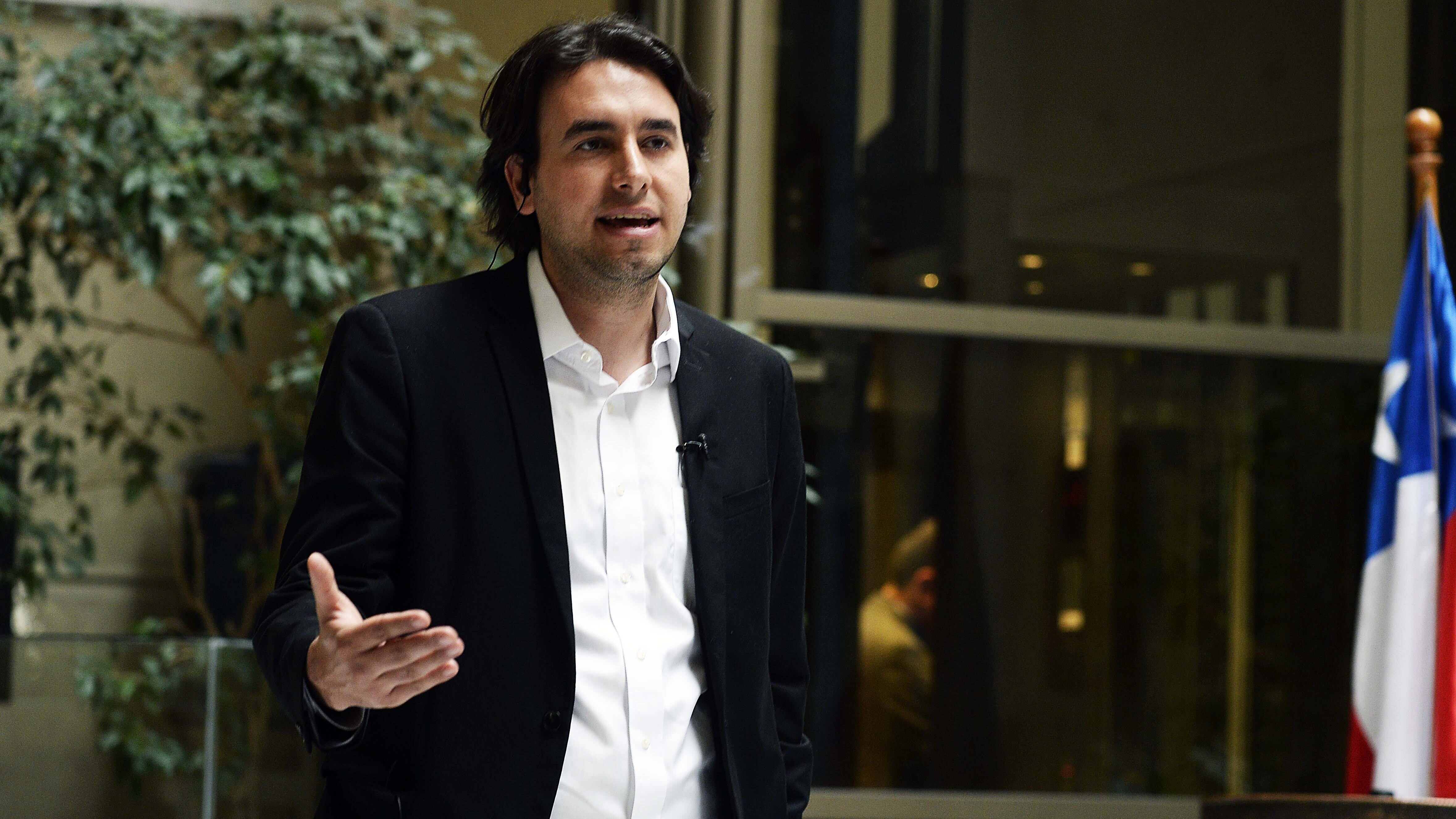 04 septiembre 2019/ VALPARAÍSO Diputado Valdo Milosevic en un despacho con un canal de TV en los pasillos de la acabara de diputados.
FOTO :PABLO OVALLE ISASMENDI/ AGENCIAUNO