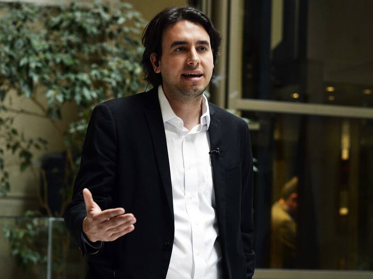 04 septiembre 2019/ VALPARAÍSO Diputado Valdo Milosevic en un despacho con un canal de TV en los pasillos de la acabara de diputados.
FOTO :PABLO OVALLE ISASMENDI/ AGENCIAUNO