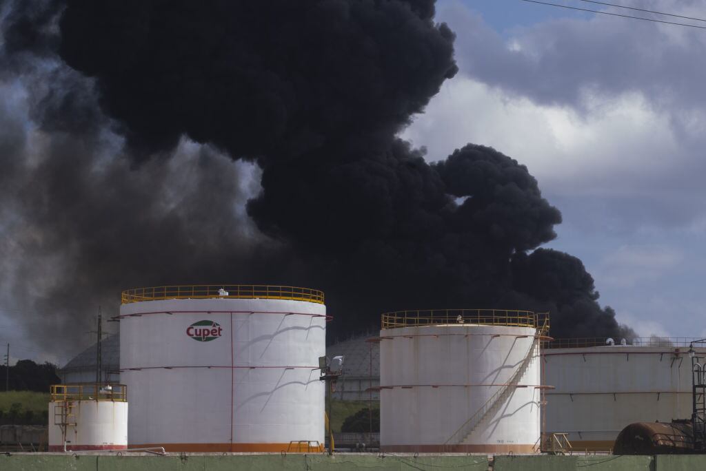Un grave incendio de tanques petroleros enfrenta Cuba