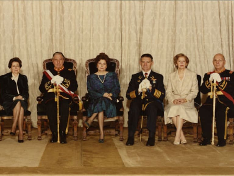 Retrato del Presidente de la República de Chile y la Junta Militar de Gobierno y señoras. 1985