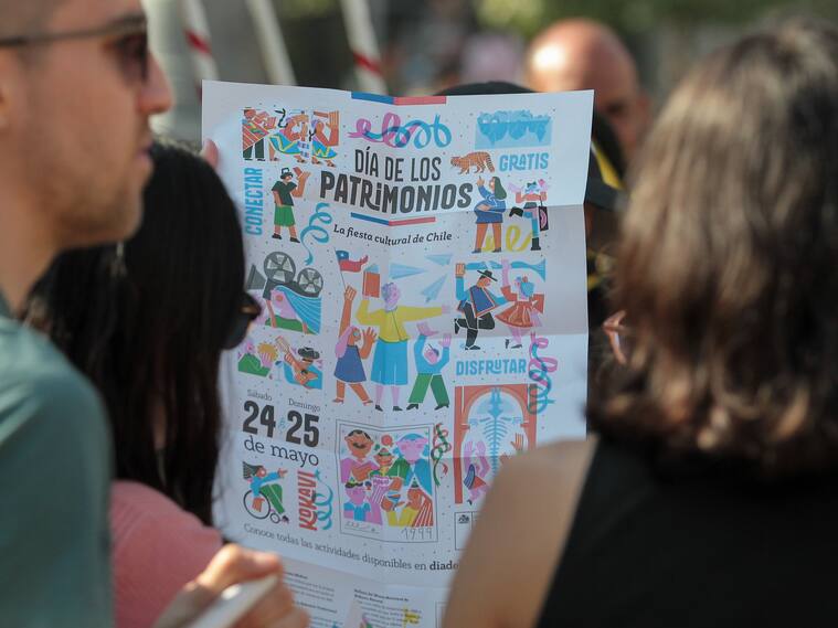 24 DE MAYO 2025 / SANTIAGO
Miles de personas repletan las calles del centro de Santiago visitando los lugares patrimoniales de la ciudad.
FOTO: LUKAS SOLIS / AGENCIAUNO