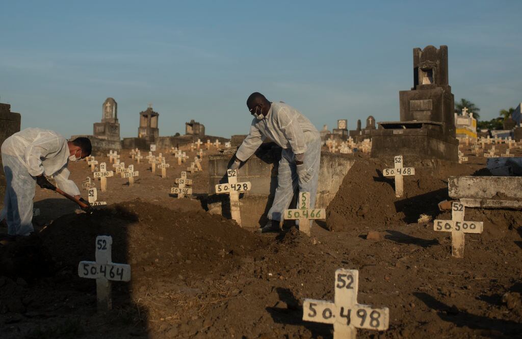 Entierro de una víctima del Covid-19 en un cementerio de Río de Janeiro
