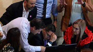 FOTOS. Diputado Videla sufre descompensación en votación de reforma de pensiones: debió ser sacado en silla de ruedas