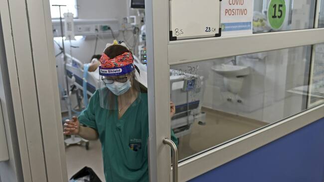 02 de Junio de 2021 / IQUIQUEEscasas camas disponibles poseen las UCI del Hospital Dr. Ernesto Torres de Iquique, ante el incremento de contagios que se han registrado los últimos días.
En la imagen, funcionaria se retira de una sala.
FOTO: CRISTIAN VIVERO BOORNES/AGENCIAUNO