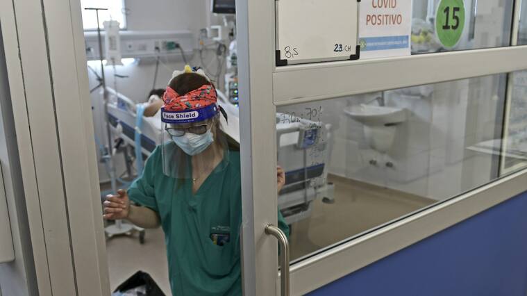 02 de Junio de 2021 / IQUIQUEEscasas camas disponibles poseen las UCI del Hospital Dr. Ernesto Torres de Iquique, ante el incremento de contagios que se han registrado los últimos días.
En la imagen, funcionaria se retira de una sala.
FOTO: CRISTIAN VIVERO BOORNES/AGENCIAUNO