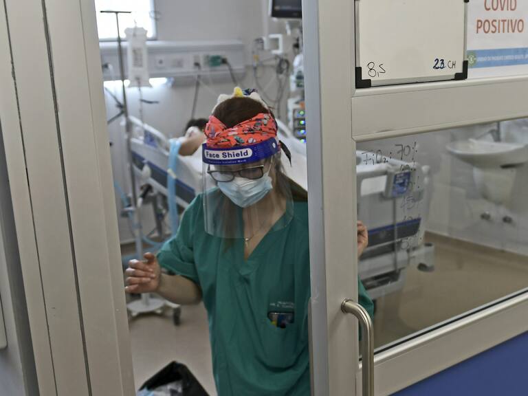 02 de Junio de 2021 / IQUIQUEEscasas camas disponibles poseen las UCI del Hospital Dr. Ernesto Torres de Iquique, ante el incremento de contagios que se han registrado los últimos días.
En la imagen, funcionaria se retira de una sala.
FOTO: CRISTIAN VIVERO BOORNES/AGENCIAUNO