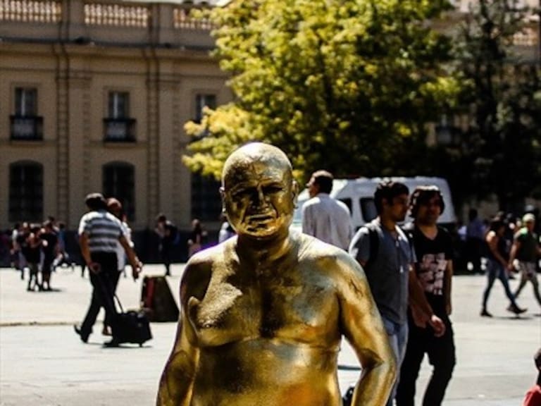 Estatua viviente de Plaza de Armas explicó cómo sobrevive al calor en Santiago