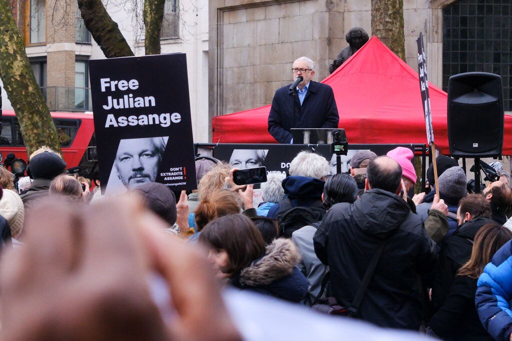 El excandidato presidencial británico Jeremy Corbyn habla en una manifestación a favor de Julian Assange a las afueras de la corte en Reino Unido.