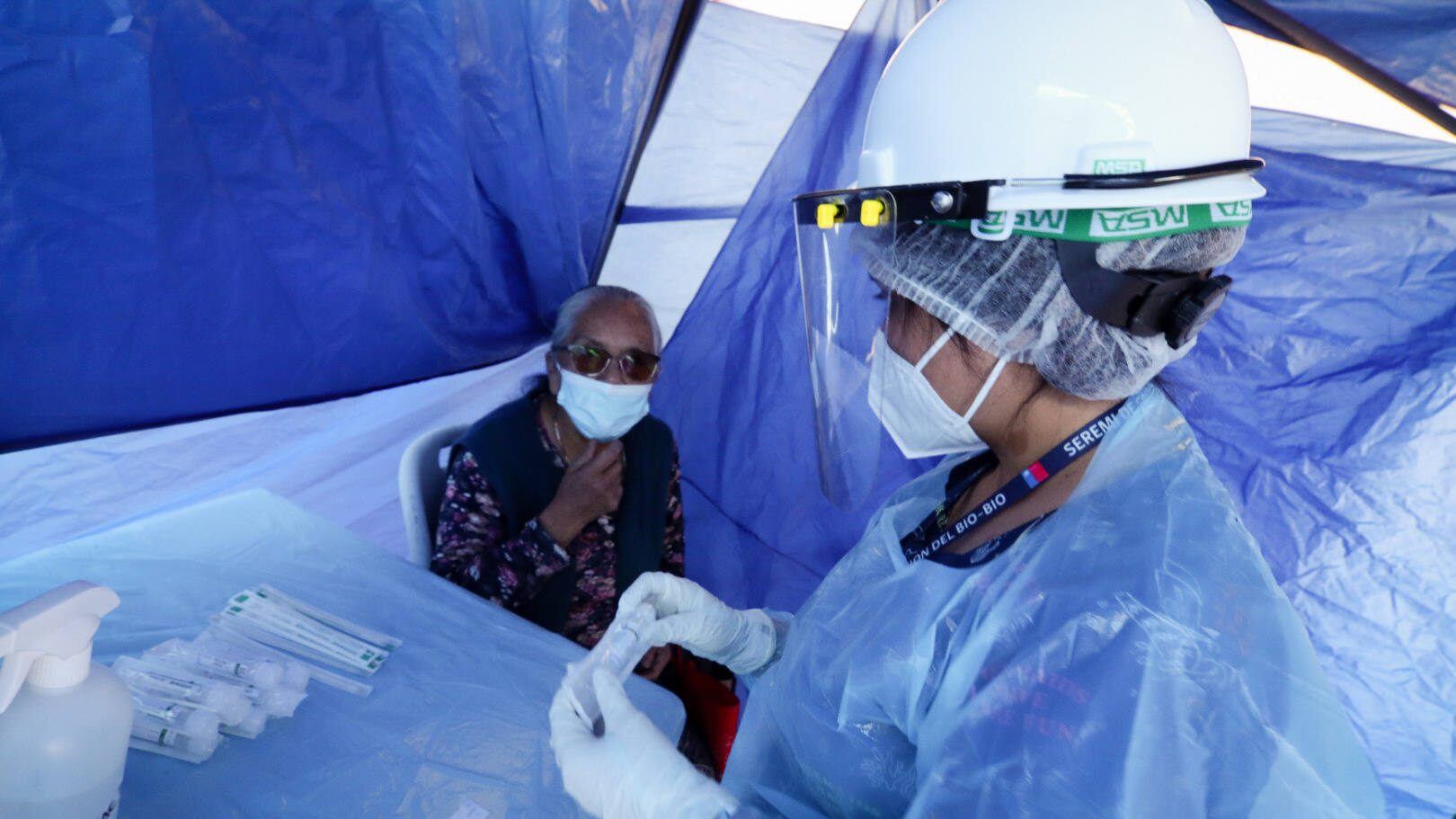 19 de Diciembre de 2020 / CHIGUAYANTE
Durante la mañana a las afueras del easy Chiguayante personal de salud toma muestras PCR gratuitas para la comunidad, durante el estado de catastrofe de la pandemia covid-19
FOTO: CAMILO CASTRO / AGENCIAUNO