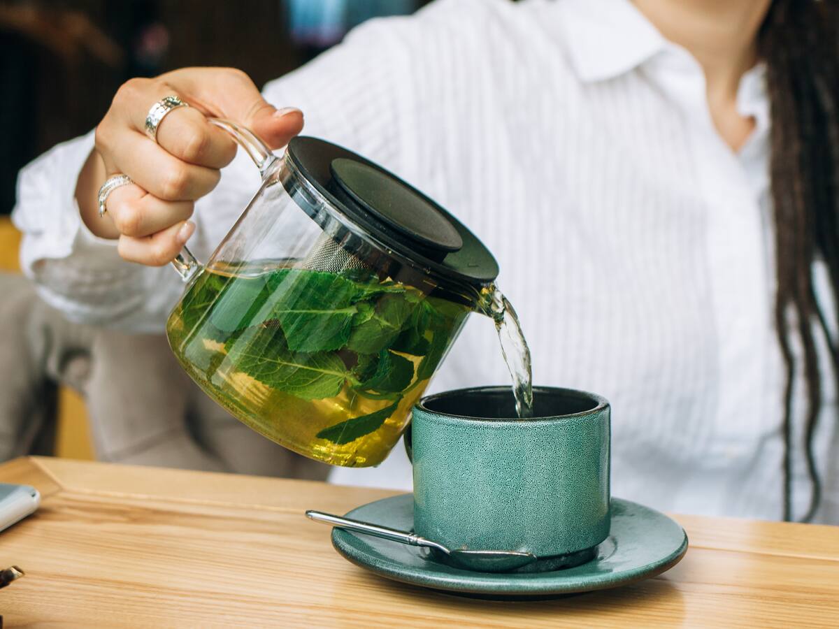 Aumenta consumo de esta bebida en Chile: Estudio revela que 2 de cada 5 chilenos toma dos tazas al día