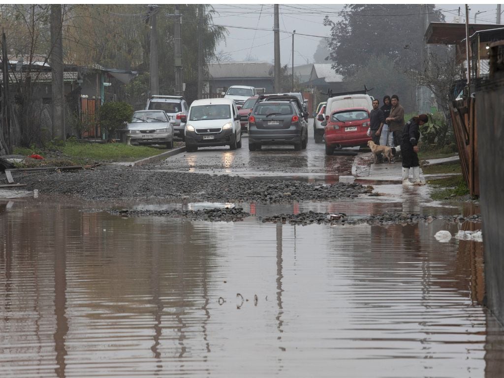 Sistema frontal mantiene en alerta a la zona centro-sur: más de 9 mil personas permanecen aisladas