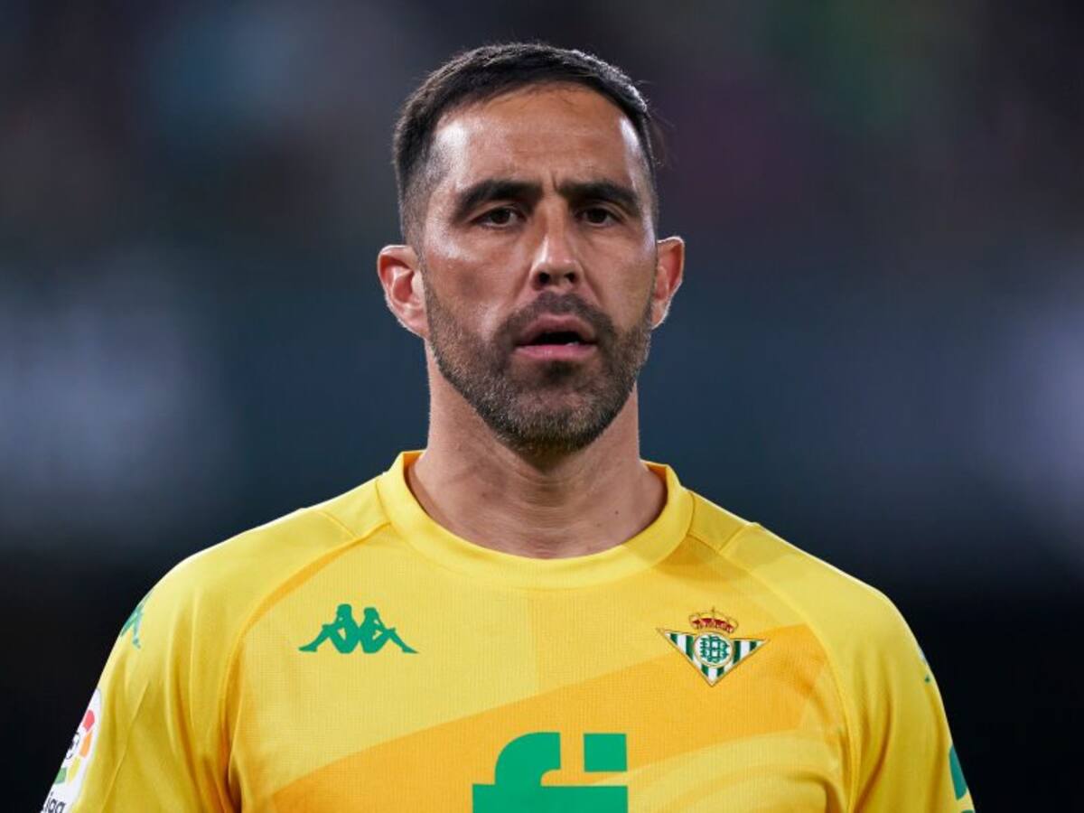 El regreso aún está lejos: Prensa española aseguró que Claudio Bravo busca renovar por dos temporadas más con el Real Betis