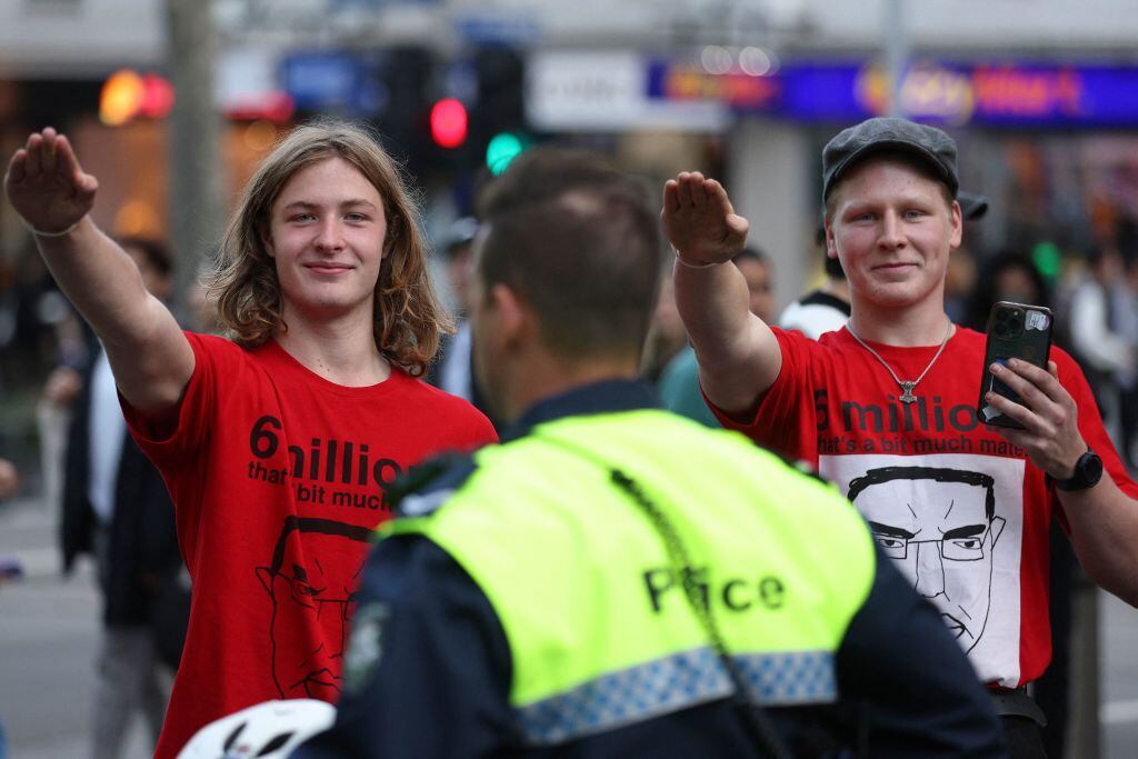 Dos jóvenes realizan el saludo de los nazis ante la policía en Australia