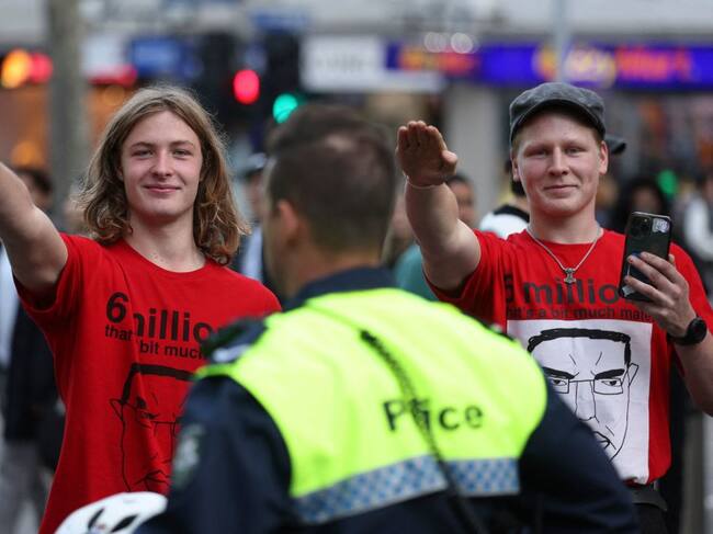 Dos jóvenes realizan el saludo de los nazis ante la policía en Australia